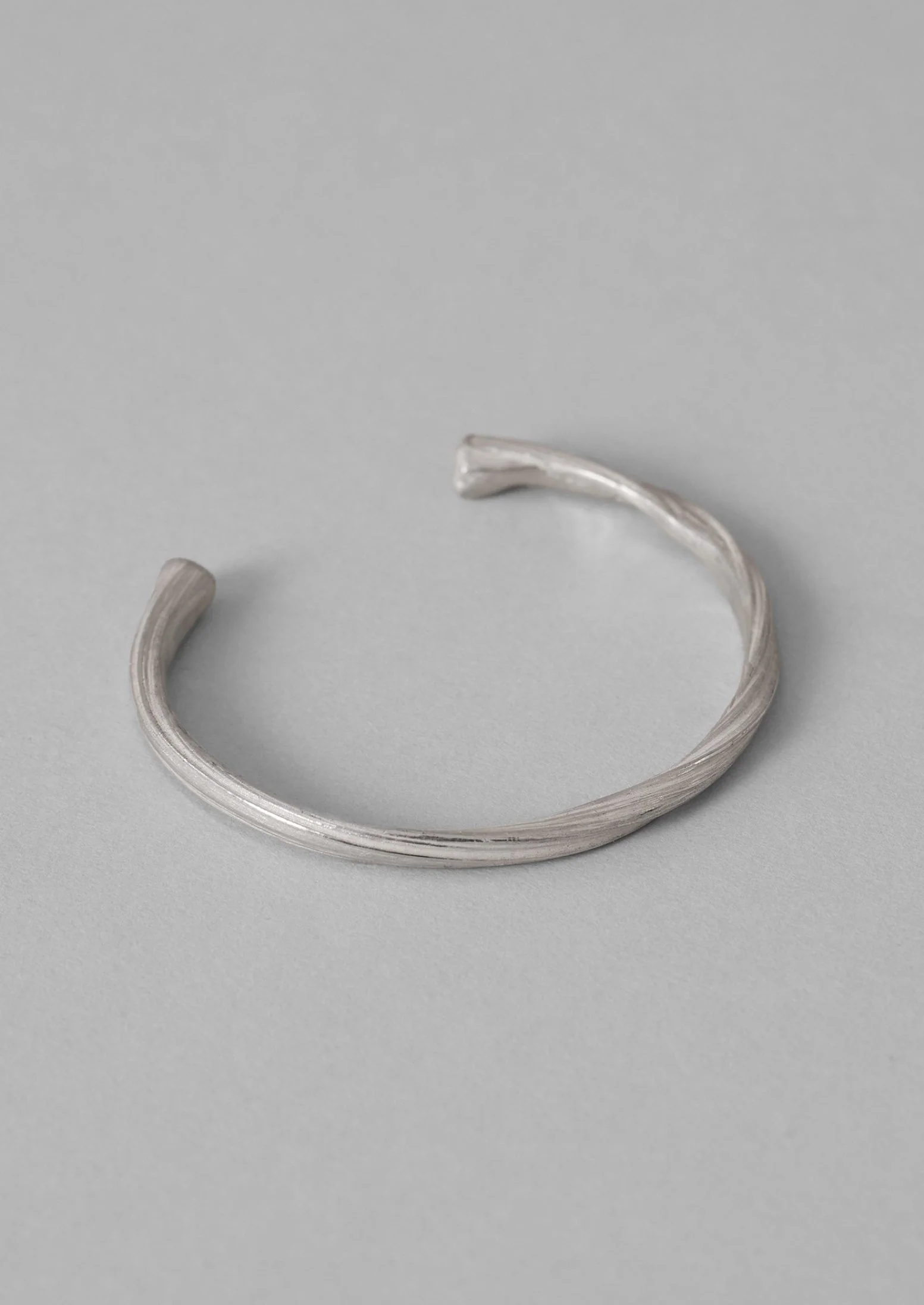 Emily Nixon Mitsuro Ribbon Bangle | Silver