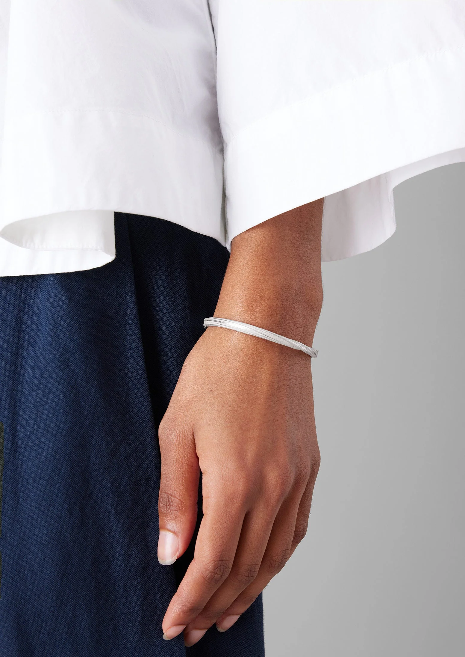 Emily Nixon Mitsuro Ribbon Bangle | Silver - Image 2