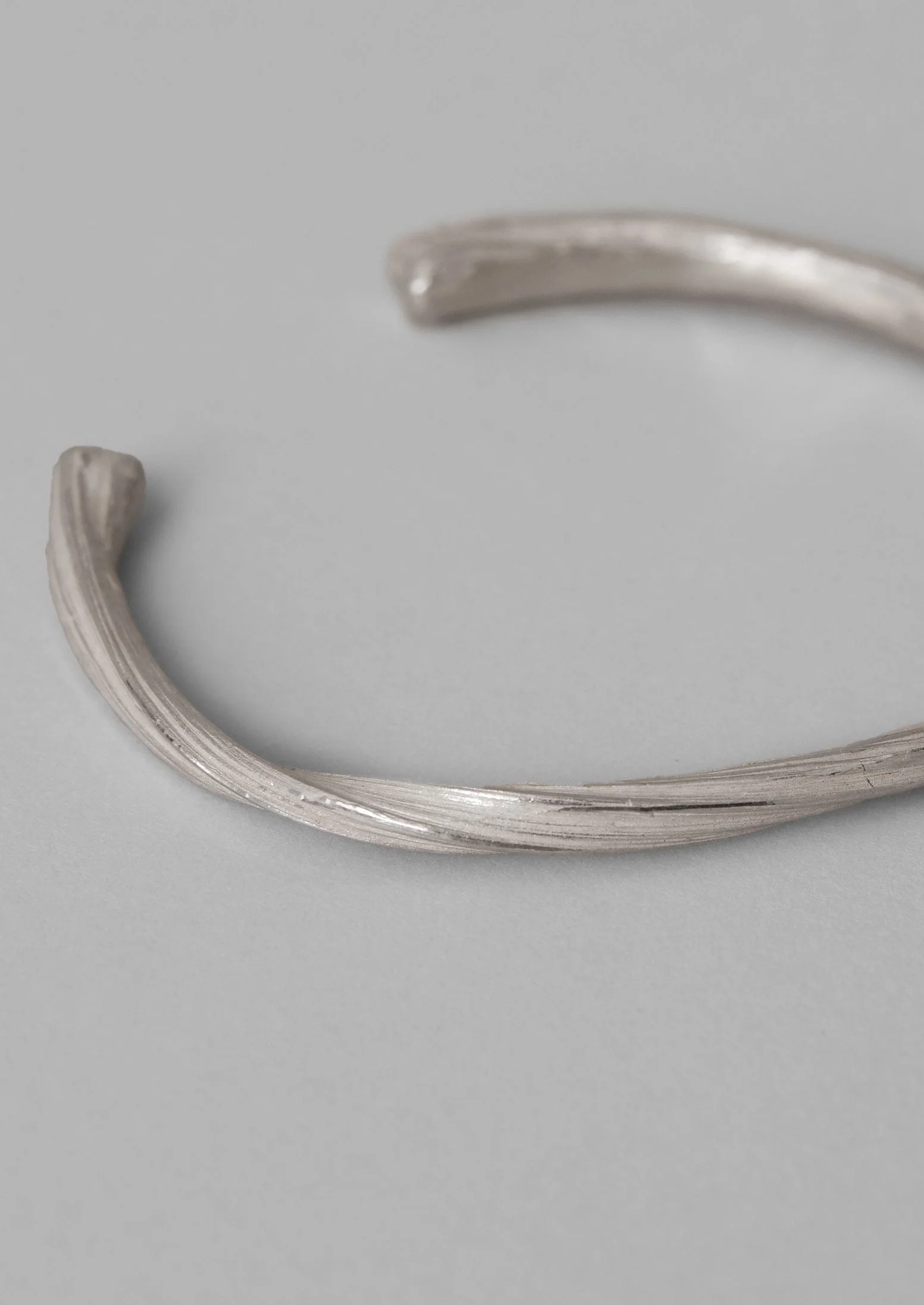 Emily Nixon Mitsuro Ribbon Bangle | Silver - Image 3