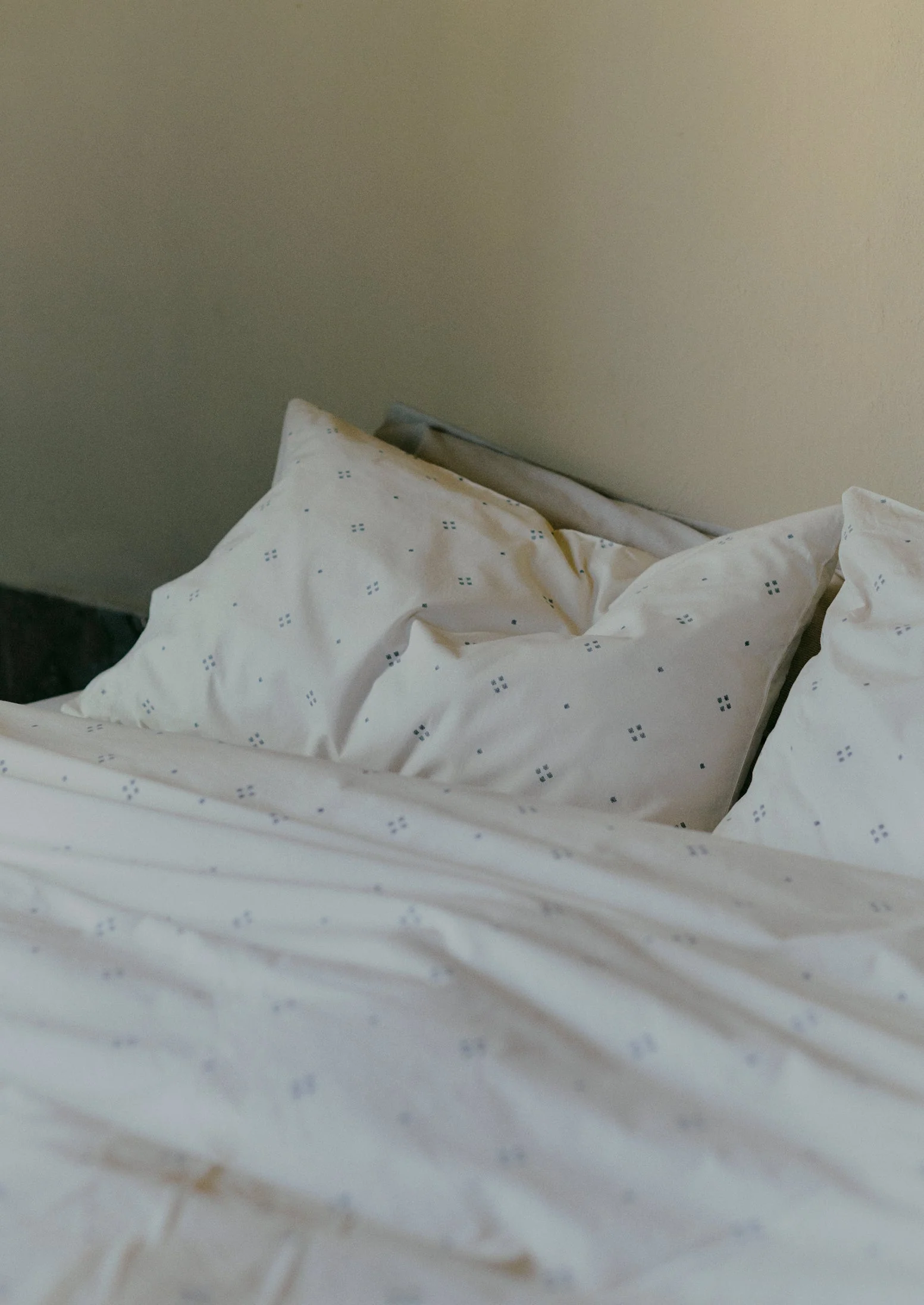 Rowan Print Cotton Poplin Duvet Cover | Ecru/Soft Blue - Image 2